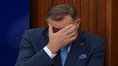 Der bosnisch-serbische Präsident Milorad Dodik gestikuliert während einer Pressekonferenz, nachdem die bosnische Staatsanwaltschaft die Verhaftung von drei bosnisch-serbischen Spitzenbeamten angeordnet hat.