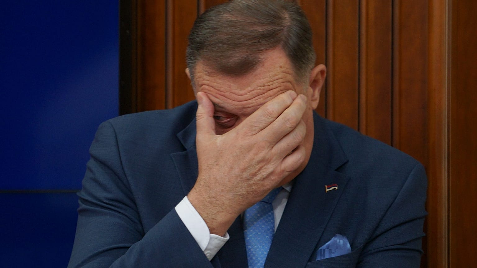Le président des Serbes de Bosnie, Milorad Dodik, fait un geste lors d'une conférence de presse 