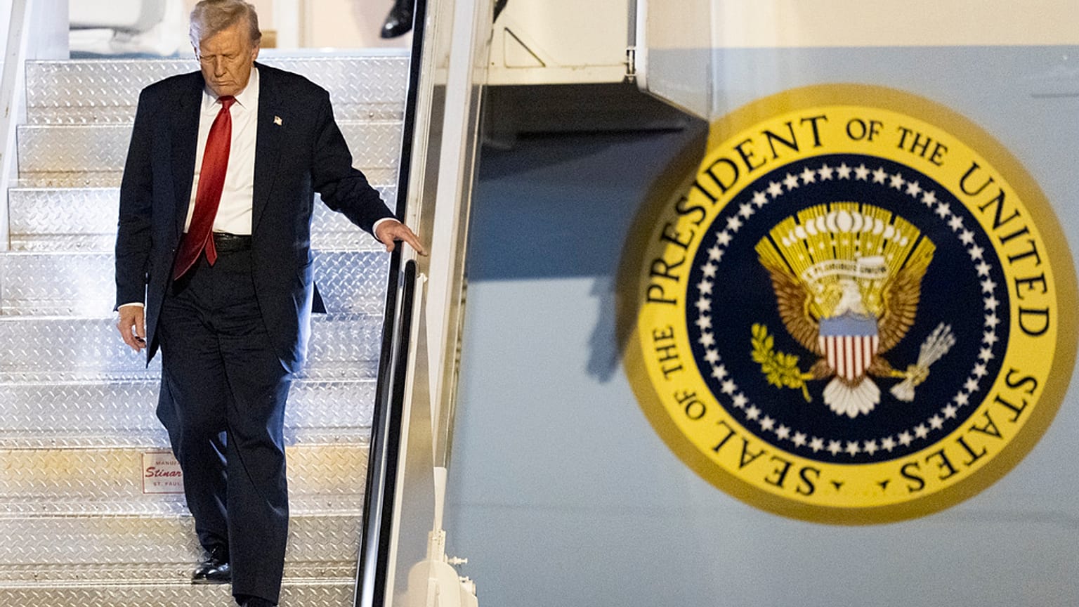 ABD Başkanı Donald Trump, makam uçağı Air Force One'ın merdivenlerinden inerken, 14 Mart 2025
