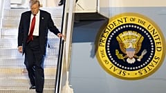 ABD Başkanı Donald Trump, makam uçağı Air Force One'ın merdivenlerinden inerken, 14 Mart 2025