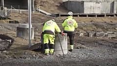 Εργαζόμενοι καθαρίζουν μετά τη διαρροή πετρελαίου από σταθμό μετασχηματιστών στο Bærum της Νορβηγίας. Δευτέρα, 17 Μαρτίου, 2025.