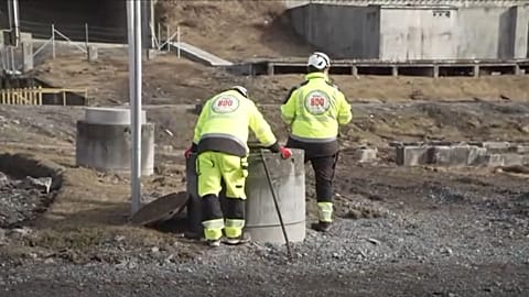 Employees clean up after oil leaked out of transformer at transformer station in Bærum, Norway. Monday, 17 March, 2025.
