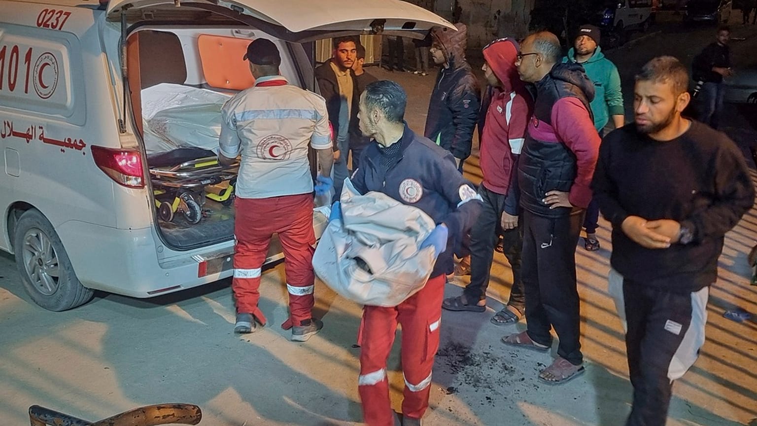 Ασθενοφόρο μεταφέρει θύματα ισραηλινών πληγμάτων σε νοσοκομείο στη Χαν Γιουνίς στο νότιο τομέα της Λωρίδας της Γάζας