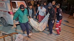 Una persona uccisa dai bombardamenti israeliani viene portata in ospedale a Khan Younis, Striscia di Gaza, 18 marzo 2025