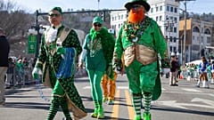Zieleń stała się nieodłącznym kolorem związanym z Dniem Świętego Patryka, symbolizującym Irlandię.