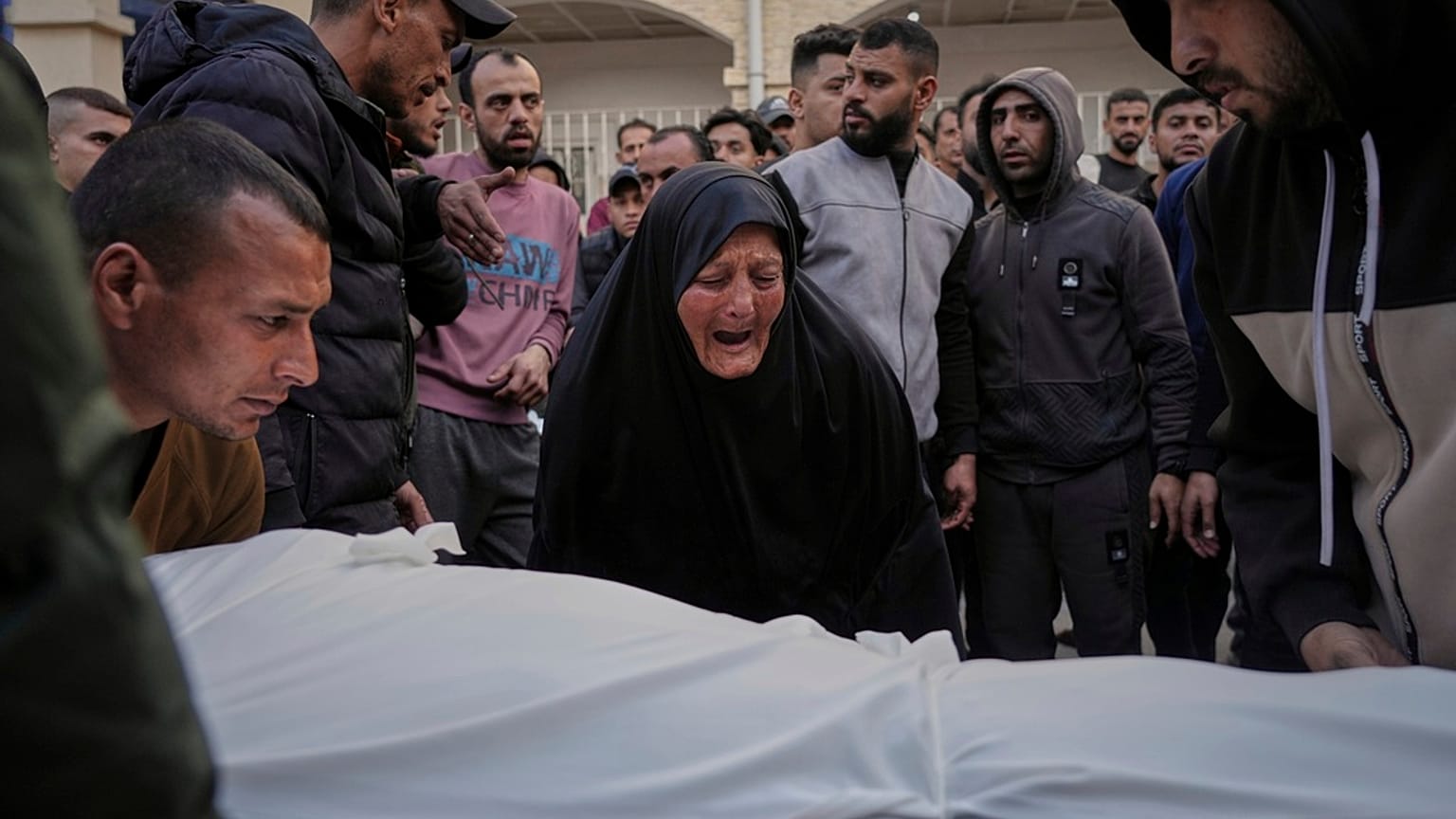 Una mujer reacciona ante el cadáver de una persona muerta durante los ataques aéreos nocturnos del ejército israelí en la Franja de Gaza.