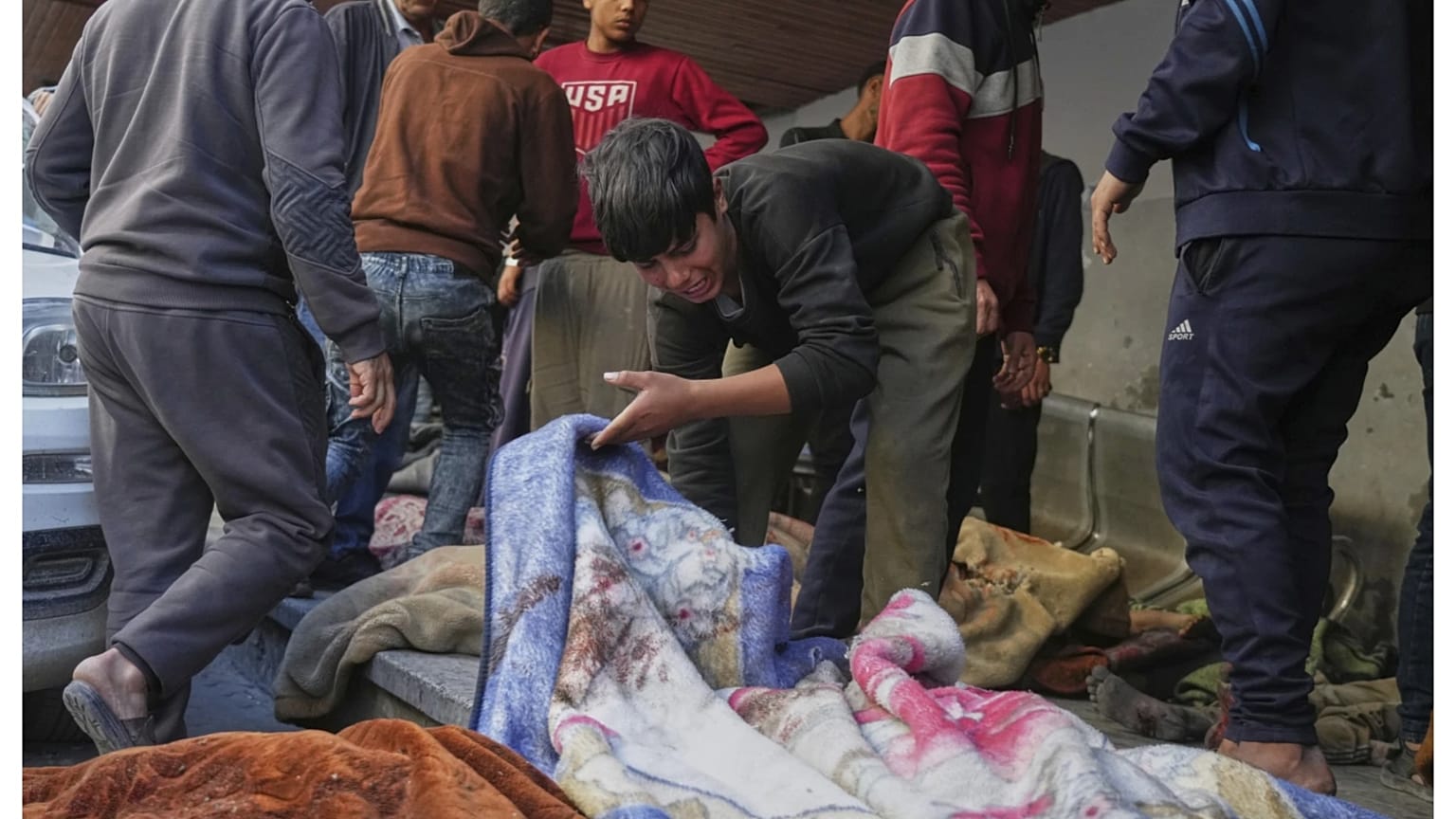 فتى فلسطيني يبكي عزيزاً له قُتل بالغارات الإسرائيلية على باحة المستشفى الأهلي في غزة. 18 مارس 2025.
