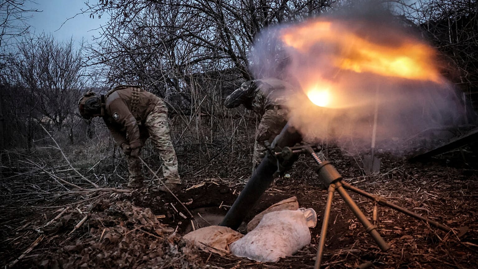 Ukrayna'nın 24. Mekanize Tugayı basın servisi tarafından sağlanan ve 16 Mart 2025 tarihinde çekilen bu fotoğrafta Ukraynalı askerler Rus ordusu mevzilerine doğru 120 mm'lik havan topu atışı yapıyor. 