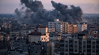 تصاعد الدخان بعد غارة جوية إسرائيلية على مدينة غزة، الأربعاء 11 أكتوبر / تشرين الأول 2023.