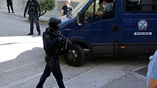 Η 33χρονη κατηγορούμενη από την Πάτρα οδηγείται από αστυνομικούς για συμπληρωματική απολογία στα δικαστήρια