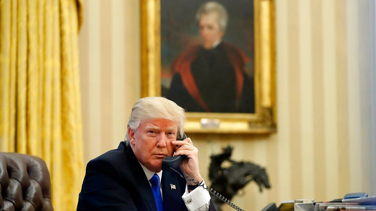 Trump hablando por teléfono en una foto de archivo.