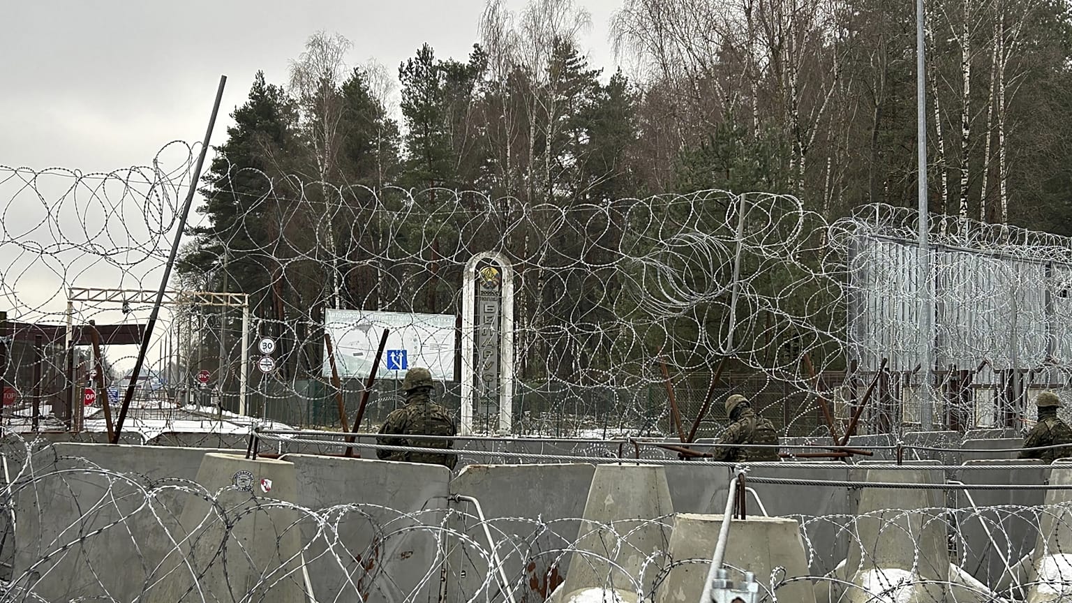Lengyel határőrök a belorusz határon a Połowce-Pieszczatka átkelőnél