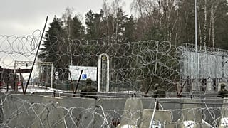 Lengyel határőrök a belorusz határon a Połowce-Pieszczatka átkelőnél