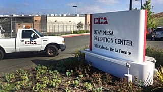 DATEI- Ein Fahrzeug fährt am Freitag, 9. Juni 2017, in das Otay Mesa Detention Center in San Diego, Kalifornien.