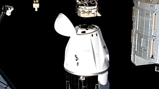 Questa immagine tratta da un video della NASA mostra la capsula SpaceX con a bordo gli astronauti della NASA che si sgancia dalla Stazione Spaziale Internazionale martedì 18 marzo 2025.