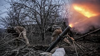 Ukrán katonák az oroszok állásait lövik a donyecki Hasziv Jár közelében