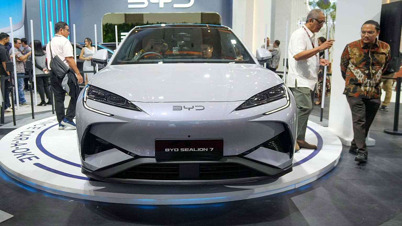 Os visitantes observam um stand da BYD durante o Salão Internacional do Automóvel da Indonésia em Jacarta, Indonésia, quinta-feira, 13 de fevereiro de 2025.