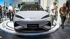 Visitantes examinan un stand de BYD durante el Salón Internacional del Automóvil de Indonesia en Yakarta, Indonesia, el jueves 13 de febrero de 2025.
