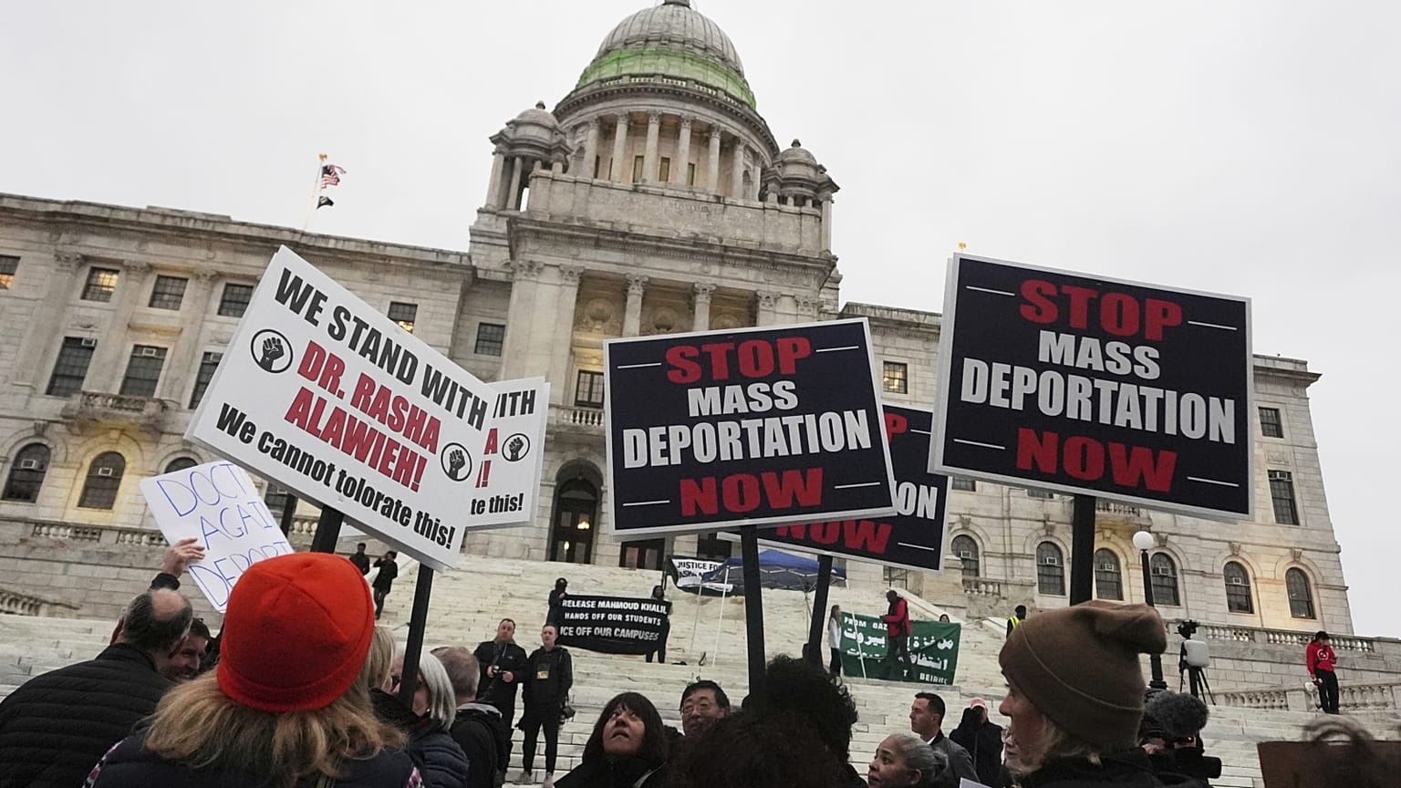 Tüntetők a Rhode Island-i képvielőház előtt demonstrálnak a kitoloncolás ellen