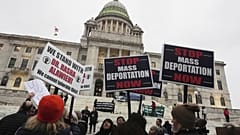 Tüntetők a Rhode Island-i képvielőház előtt demonstrálnak a kitoloncolás ellen