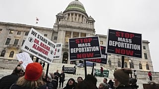 Tüntetők a Rhode Island-i képvielőház előtt demonstrálnak a kitoloncolás ellen