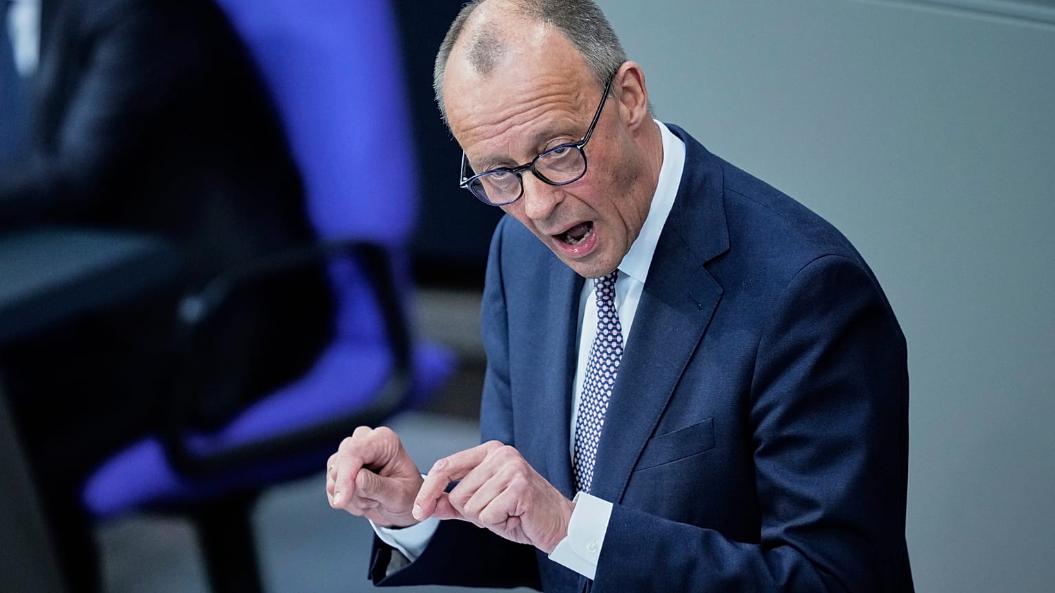 Merz bei der heutigen Debatte im Bundestag
