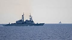 Tayvan Milli Savunma Bakanlığı tarafından yayınlanan bu fotoğrafta, Tayvan güdümlü füze destroyeri Çin güdümlü füze destroyerini izliyor, 23 Mayıs 2024.