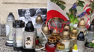 Znicze, kwiaty oraz zdjęcie Barbary Skrzypek pod Prokuraturą Okręgową w Warszawie, 18 marca 2025r.