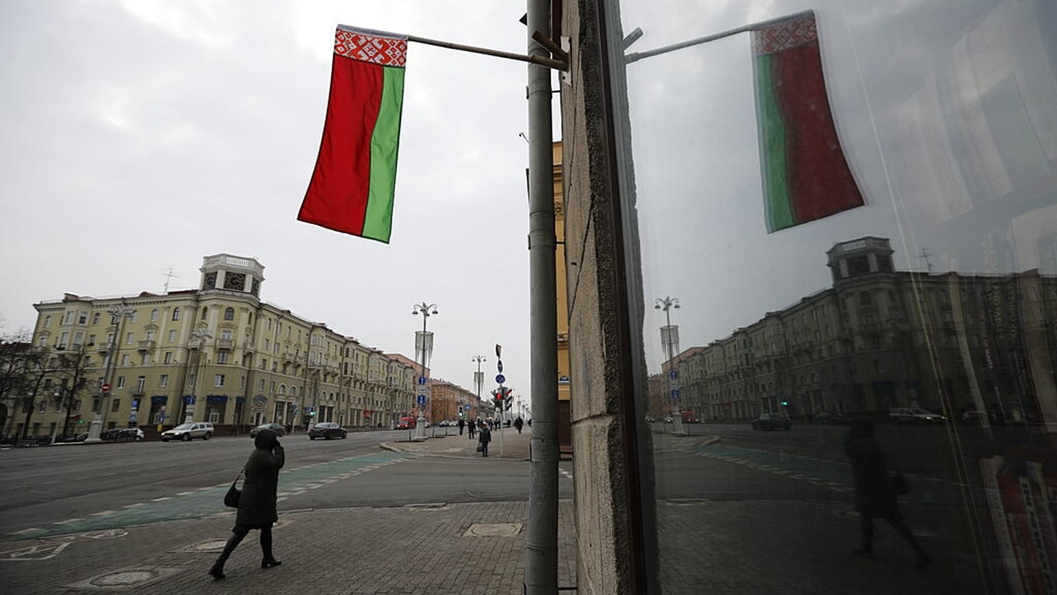 FILE: Una bandiera nazionale bielorussa sventola in una strada di Minsk, Bielorussia, mercoledì 16 febbraio 2022.