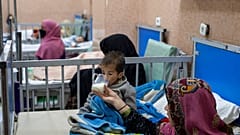 سيدة أفغانية تُرضع ابنها البالغ من العمر عامين أثناء خضوعه للعلاج في جناح سوء التغذية في مستشفى أنديرا غاندي للأطفال في كابول، أفغانستان، يوم الأربعاء، 8 ديسمبر 2021.