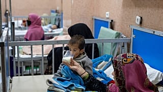 سيدة أفغانية تُرضع ابنها البالغ من العمر عامين أثناء خضوعه للعلاج في جناح سوء التغذية في مستشفى أنديرا غاندي للأطفال في كابول، أفغانستان، يوم الأربعاء، 8 ديسمبر 2021.
