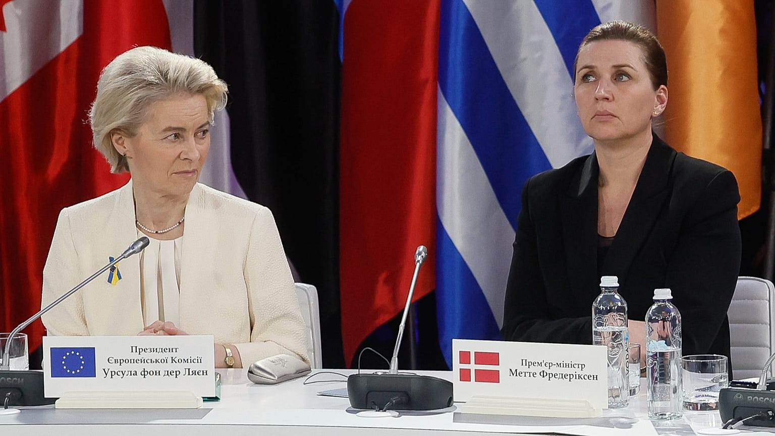 A presidente da Comissão Europeia, Ursula von der Leyen, à esquerda, e a primeira-ministra da Dinamarca, Mette Frederiksen, numa conferência de imprensa em Kiev, Ucrânia, 24 de fevereiro de 2025.