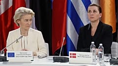 Avrupa Komisyonu Başkanı Ursula von der Leyen, solda, ve Danimarka Başbakanı Mette Frederiksen Kiev, Ukrayna'da bir basın toplantısında, 24 Şubat 2025.