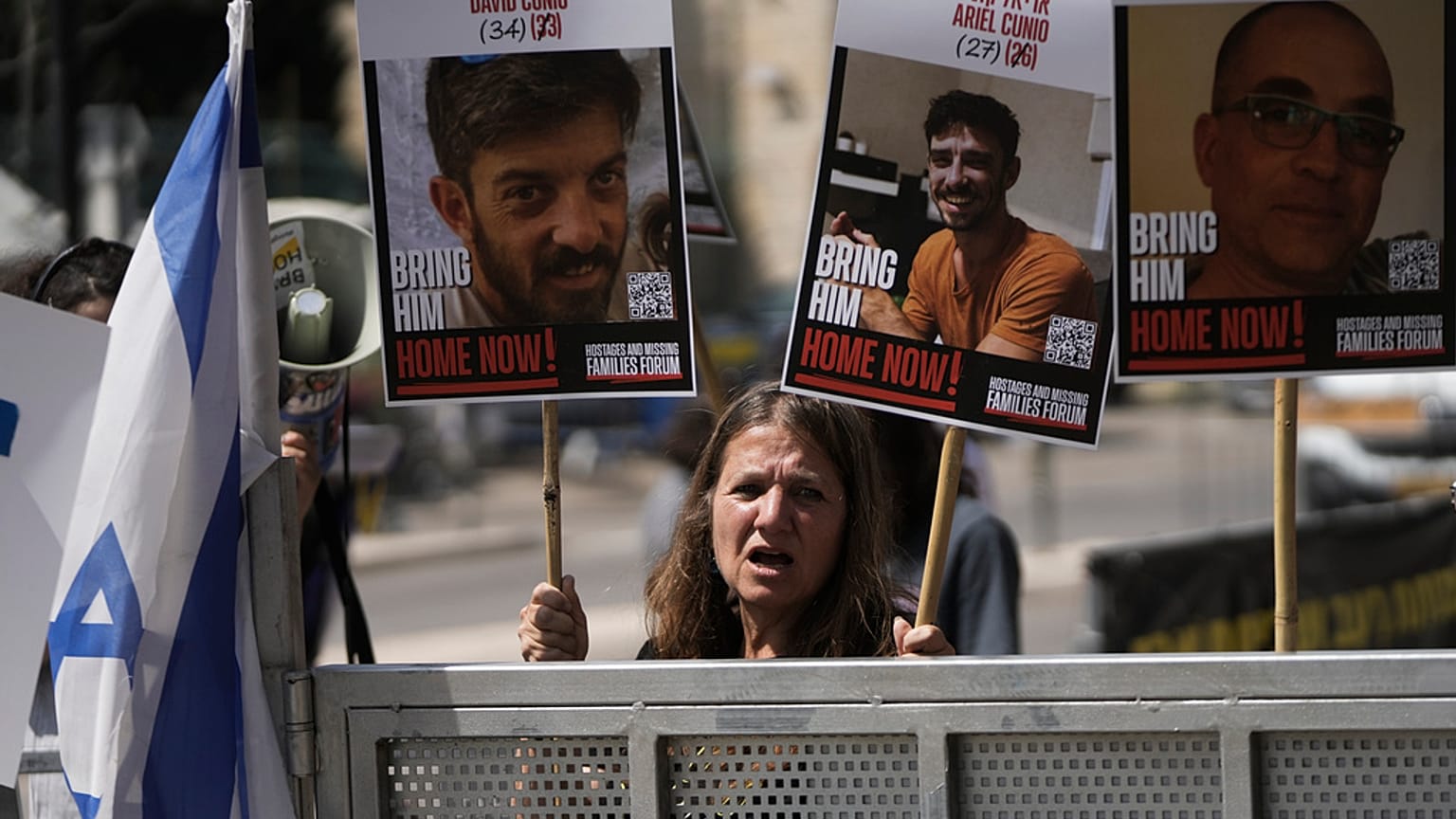 Les Israéliens demandent la libération des otages détenus dans la bande de Gaza et affirment que la reprise des combats à Gaza met leurs proches en danger, devant la Knesset, le parlement israélien.