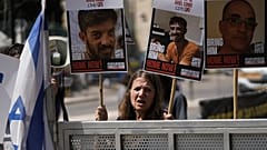 Οι Ισραηλινοί που ζητούν την απελευθέρωση των ομήρων που κρατούνται στη Λωρίδα της Γάζας και λένε ότι η επανάληψη των μαχών στη Γάζα θέτει σε κίνδυνο τους αγαπημένους τους, έξω από την Κνεσέτ, την ισραηλινή π