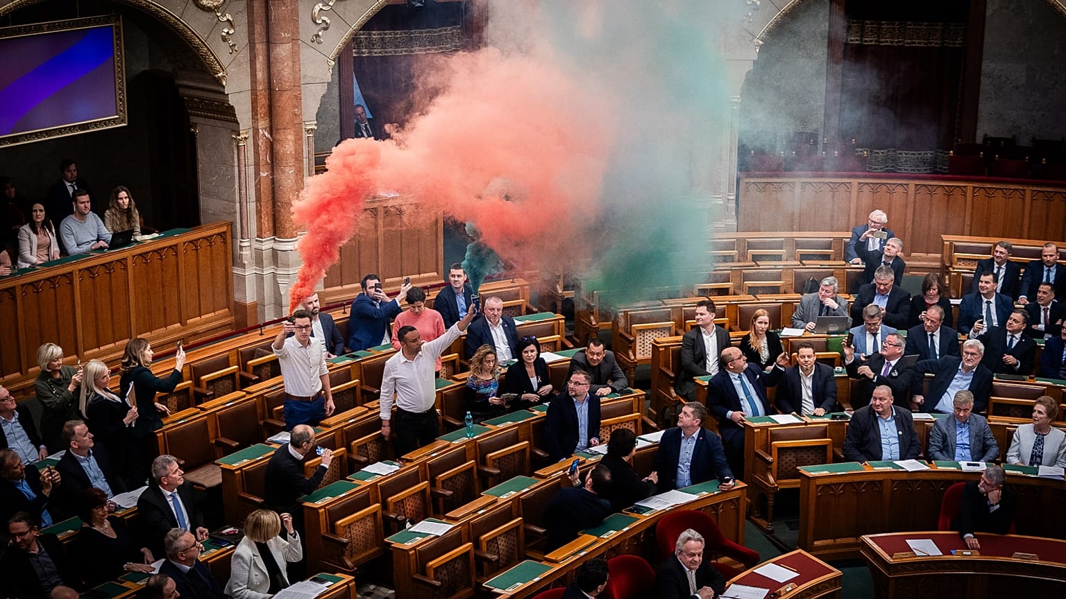 Nemzeti színű füst a parlament üléstermében