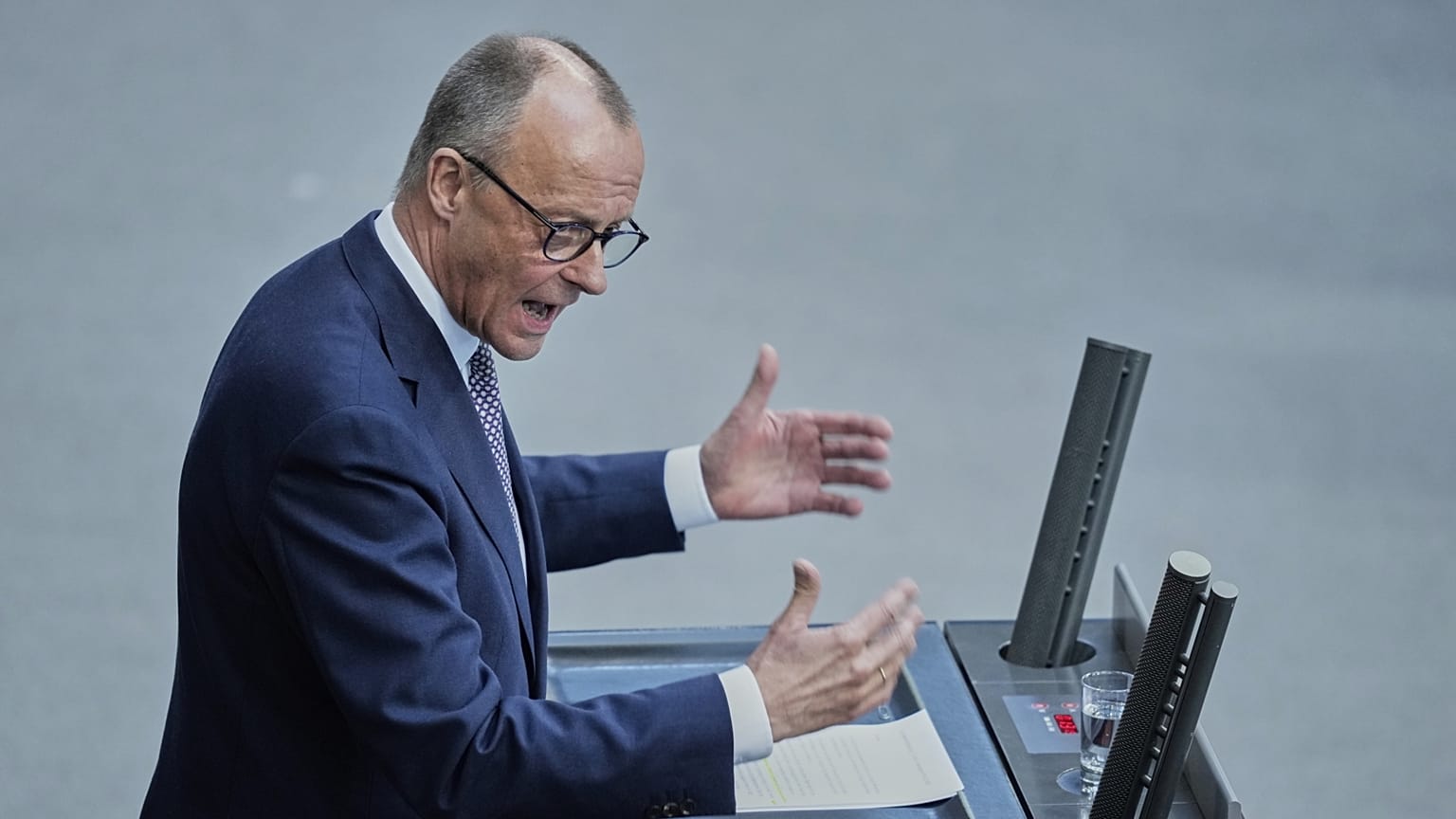 Friedrich Merz, a CDU kancellárjelöltje a Bundestag vitáján