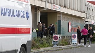 Ludzie czekają przed szpitalem w Skopje, Macedonia Północna, niedziela, 16 marca 2025 r.