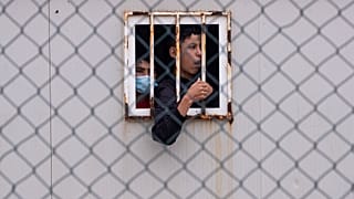 Niños que cruzaron a España están recluidos en un albergue temporal para menores no acompañados en Ceuta.