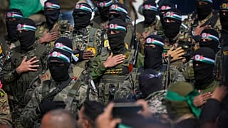 مقاتلون من سرايا القدس يقفون في تشكيل وهم يستعدون لمراسم تسليم الرهائن الإسرائيليين للصليب الأحمر في النصيرات، وسط قطاع غزة، السبت، 22 فبراير/شباط 2025