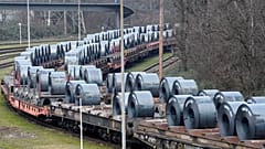 Zor durumdaki çelik üreticisi thyssenkrupp'un Duisburg, Almanya'daki ana fabrikasında nakliye öncesinde bobin arabalar üzerindeki çelik, 4 Şubat 2025, Salı.