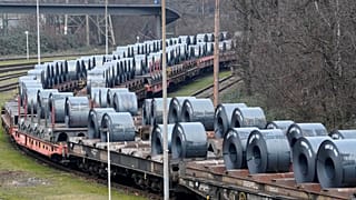 Bobinas de acero en vagones antes de su transporte en la fábrica principal de Thyssenkrupp en Duisburgo, Alemania, el martes 4 de febrero de 2025.