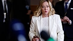 La premier italiana Giorgia Meloni con i media durante un vertice dell'Ue presso la sede del Consiglio europeo a Bruxelles (6 marzo 2025)