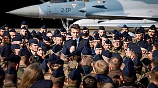 Президент Франции Эммануэль Макрон выступает перед солдатами на авиабазе Люксей-Сен-Совёр в Сен-Совёре на северо-востоке Франции, вторник, 18 марта 2025 года.