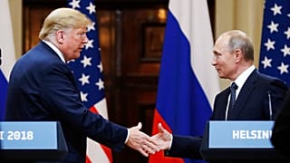O presidente dos EUA, Donald Trump, cumprimenta o presidente russo, Vladimir Putin, no final de uma conferência de imprensa em Helsínquia, 16 de julho de 2018