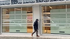 Ένας άνδρας περπατά δίπλα από τα κεντρικά γραφεία της Huawei στις Βρυξέλλες, Πέμπτη 13 Μαρτίου 2025.