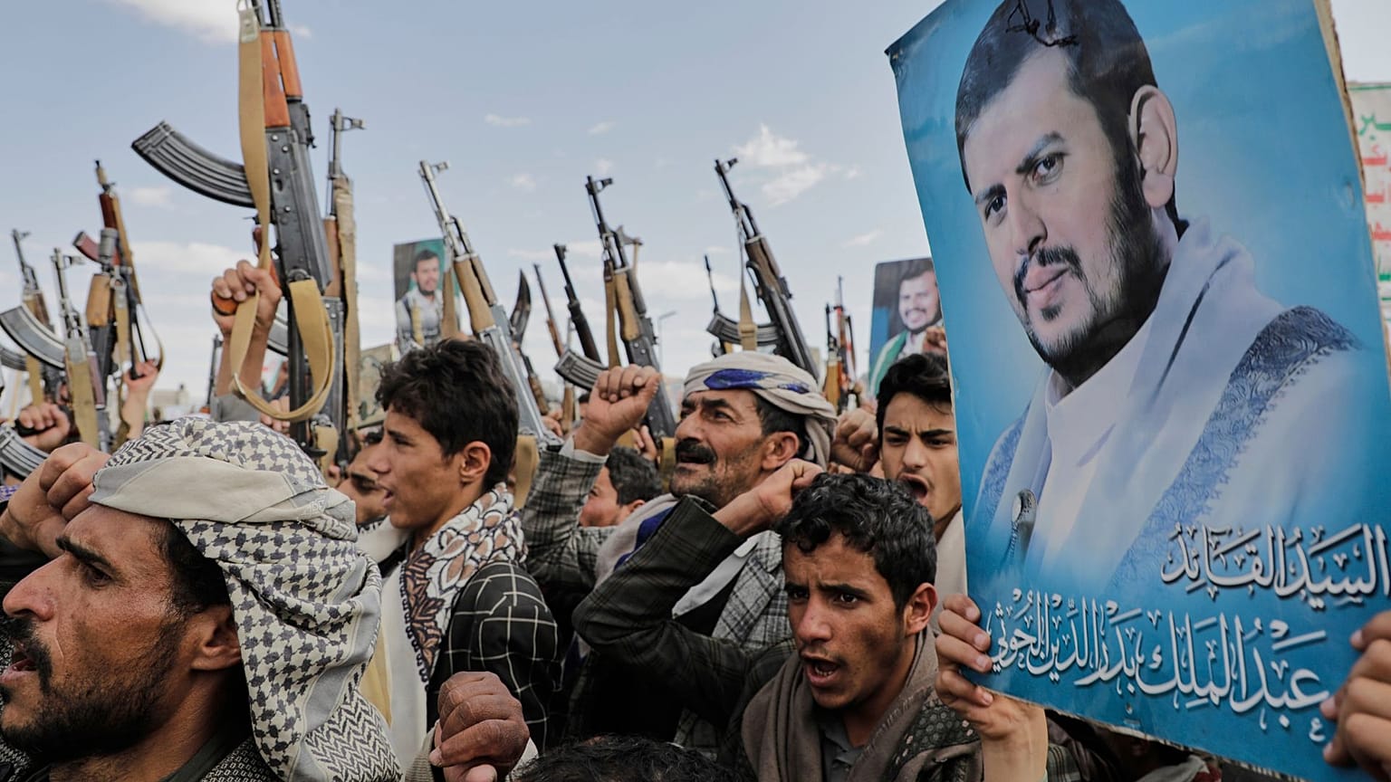 حامیان حوثی و عکس‌هایی از عبدالمالک الحوثی، رهبر جنبش حوثی در راهپیمایی دوشنبه، ۱۷ مارس ۲۰۲۵