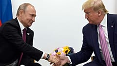 Rusya Devlet Başkanı Vladimir Putin, Osaka'daki G20 zirvesinde ikili görüşmeler kapsamında ABD Başkanı Donald Trump'ın elini sıkarken, 28 Haziran 2019
