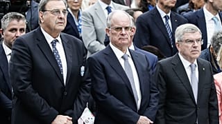 O πρόεδρος της ΕΟΕ Ισίδωρος Κούβελος, ο πρόεδρος της Δημοκρατίας Κων. Τασούλας και ο πρόεδρος της ΔΟΕ Τόμας Μπαχ