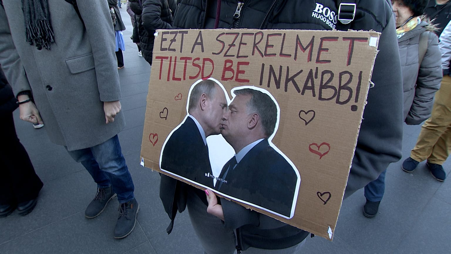 Az egyik tüntető transzparense a Kossuth téri demonstráción
